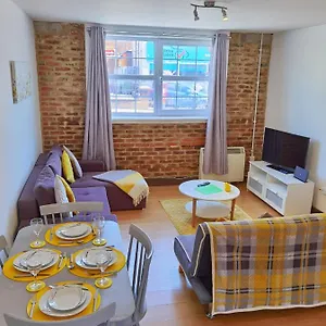 Flat 3 Lovely Spacious Available For Guests Parking Wifi United Kingdom